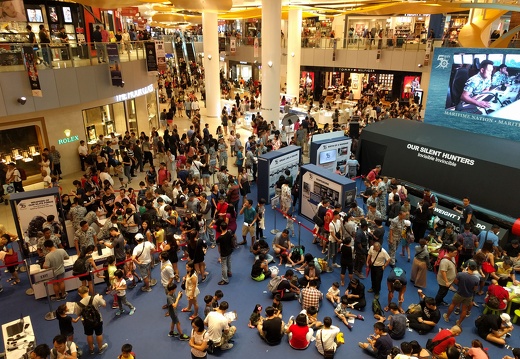 Une démonstration de l'armée dans le plus grand centre commercial (mall) de Singapour.