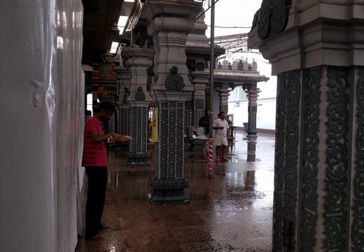 Le temple Sri Srinivasa Perumal sous la puie