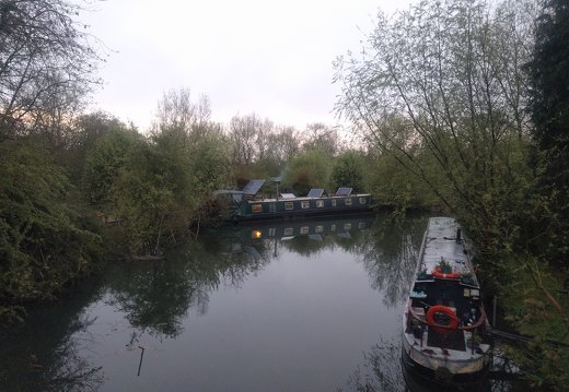 Bateaux habités sur un canal de la Tamise
